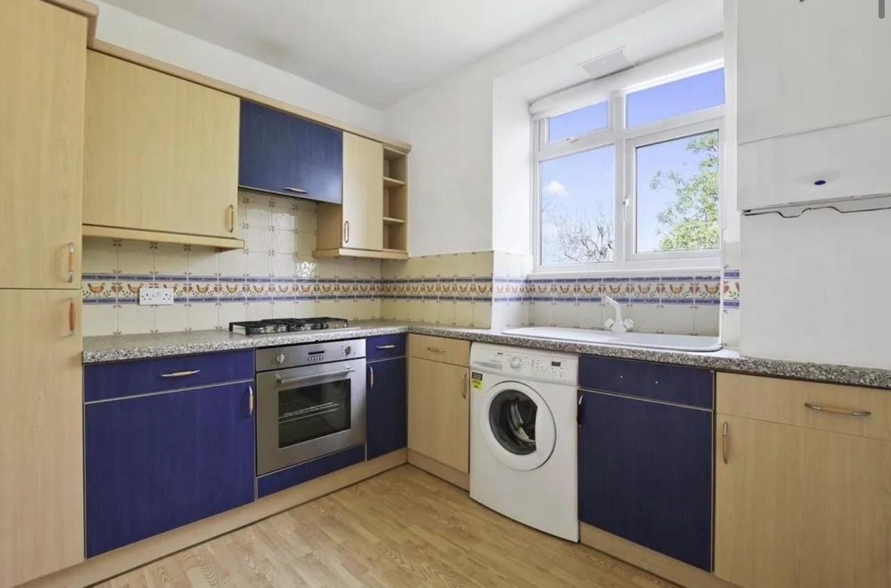 2 bed property in East End Road, London